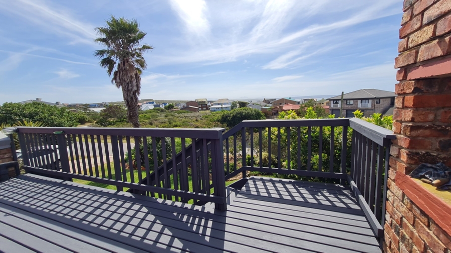 4 Bedroom Property for Sale in Boggomsbaai Western Cape